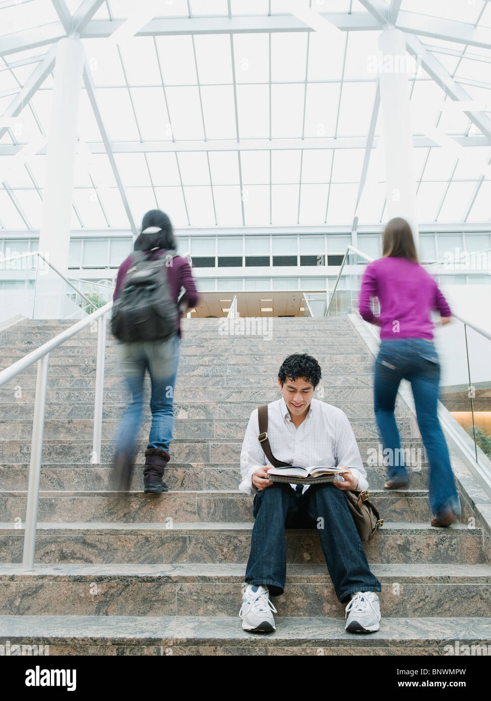 College-Studenten auf Stufen vor Bibliothek Stockfoto