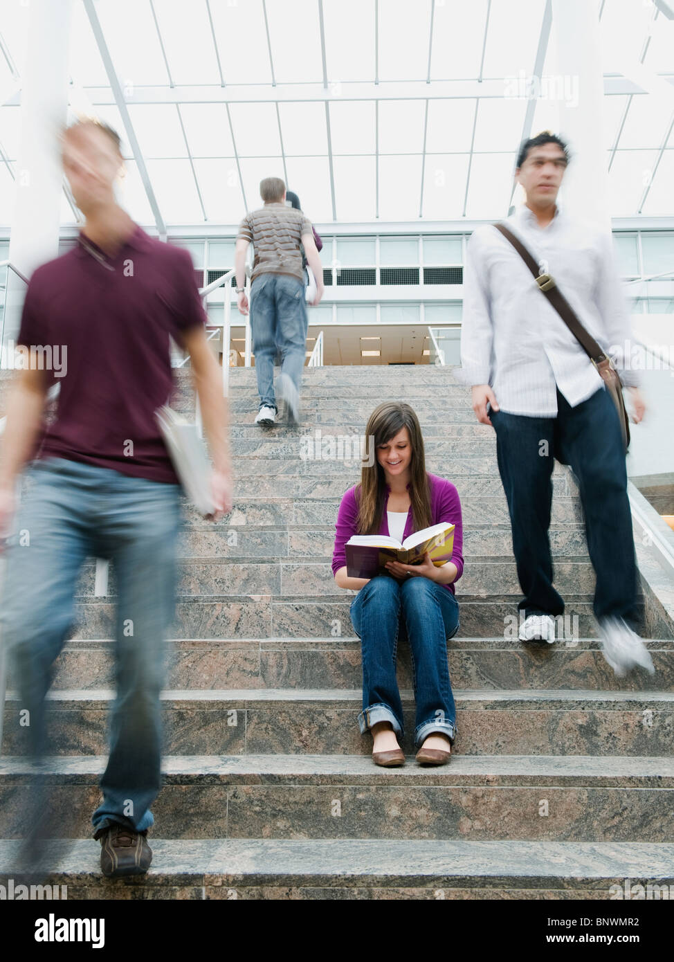 College-Studenten auf Stufen vor Bibliothek Stockfoto