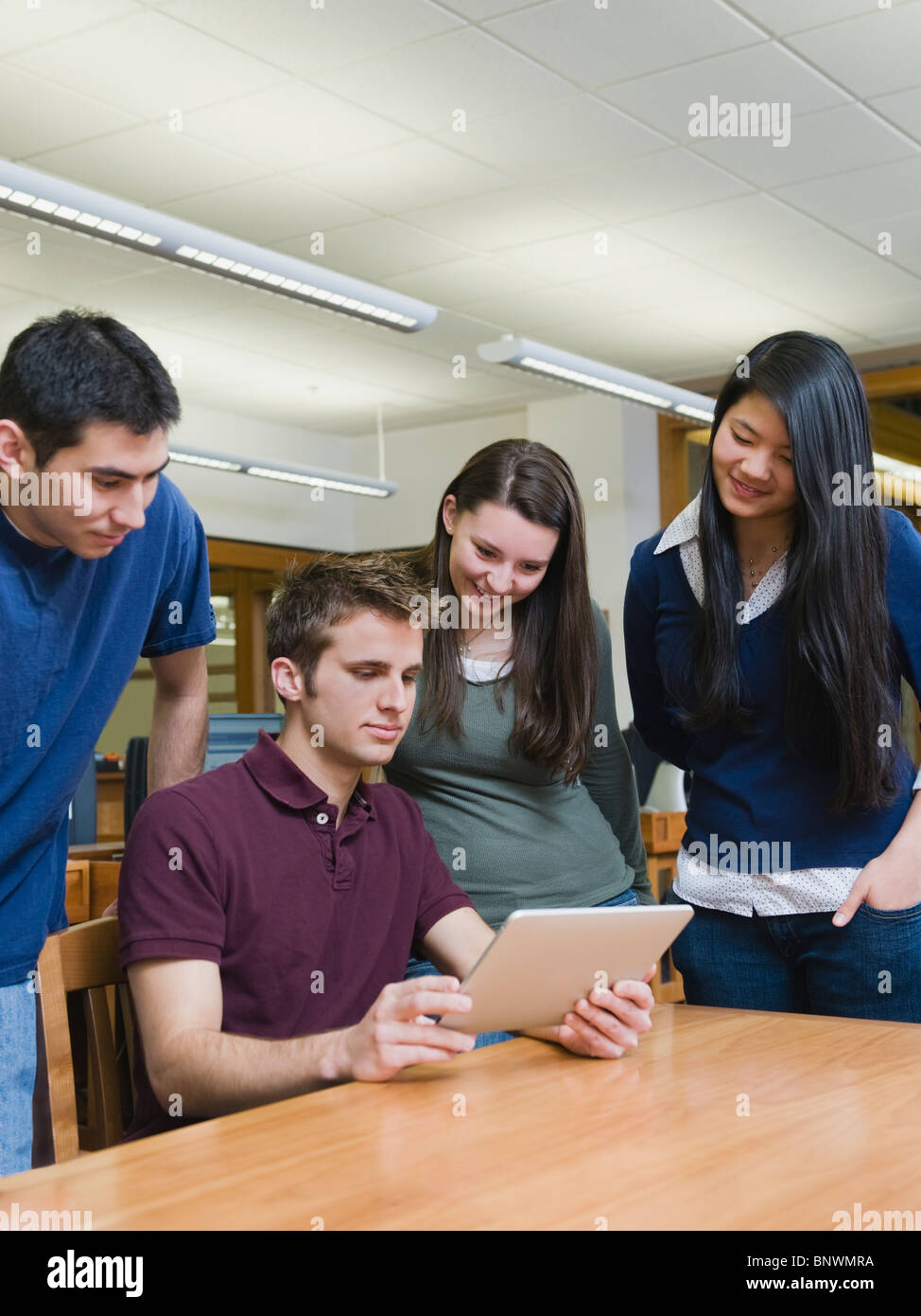 College-Studenten Blick auf e-book Stockfoto