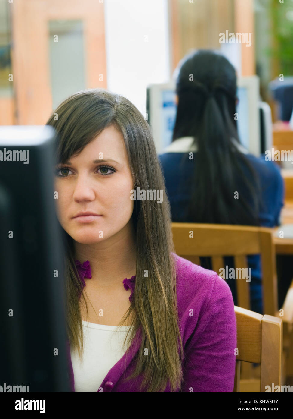 College-Studenten arbeiten in der Bibliothek Stockfoto