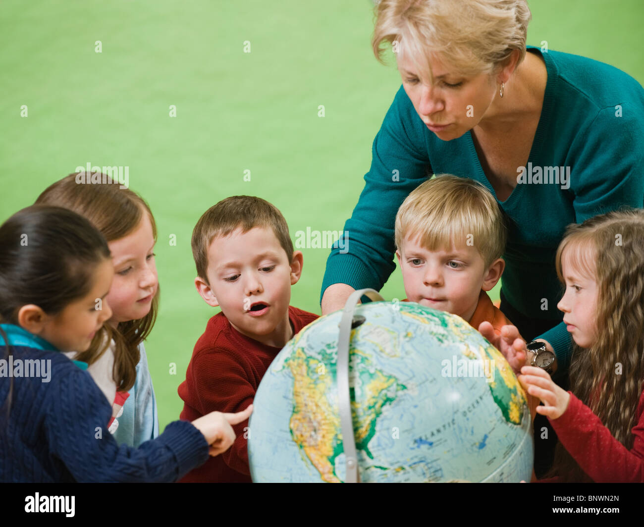 Lehrer zeigt Globus Kindergarten Studenten Stockfoto