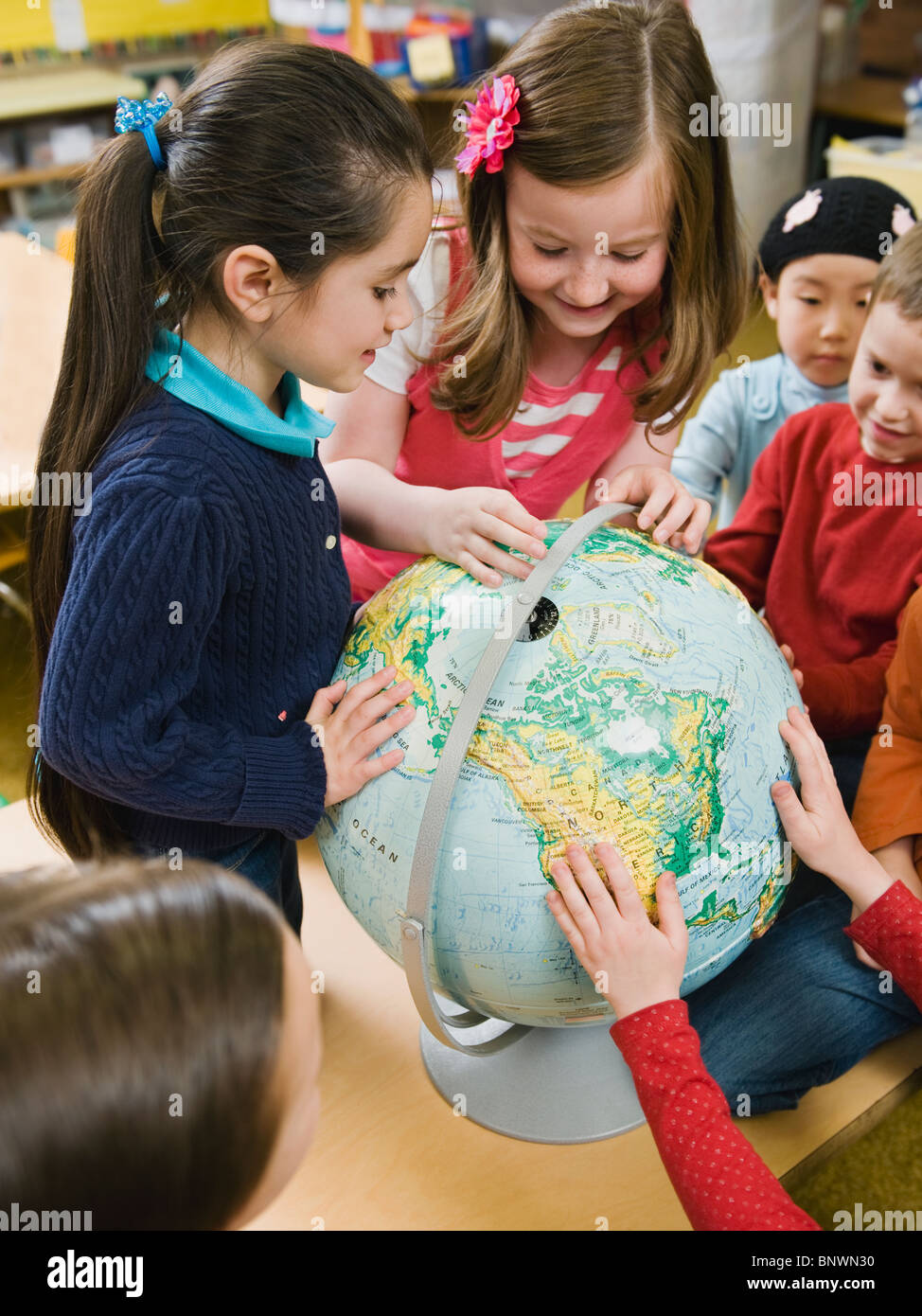 Kindergarten-Studenten auf der Suche im globe Stockfoto