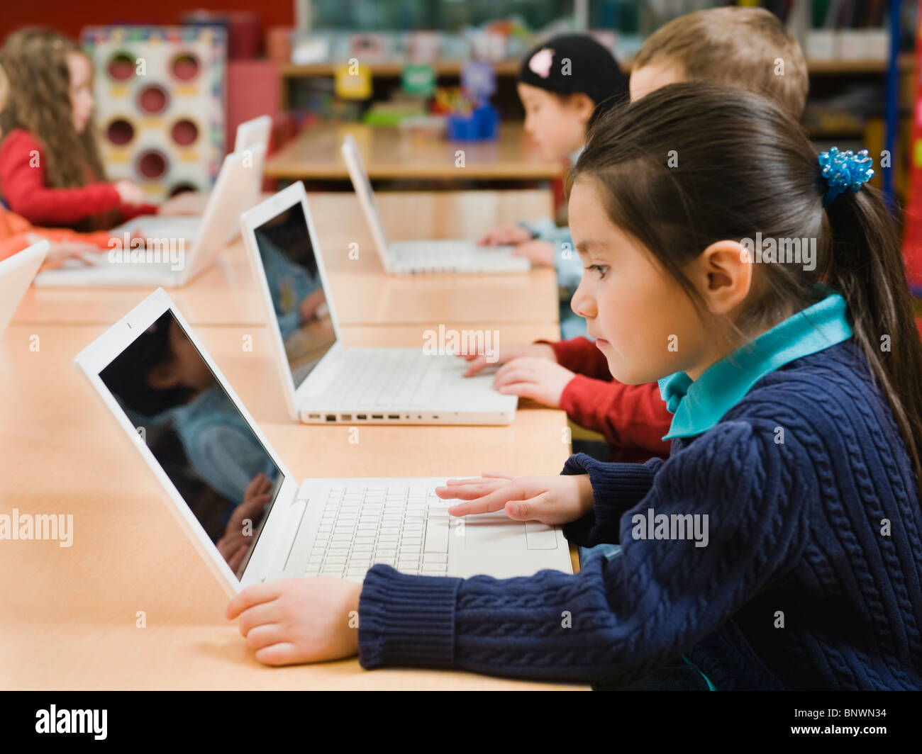 Kindergarten-Studenten, die Arbeiten auf laptops Stockfoto