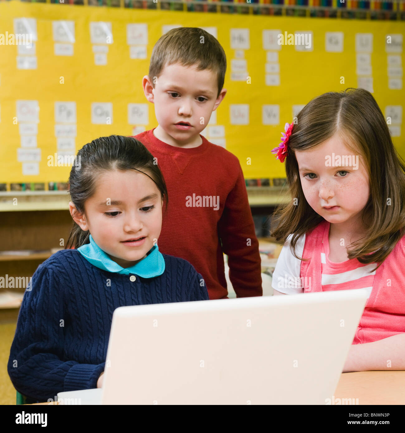 Kindergarten Studenten am Laptop im Klassenzimmer Stockfoto