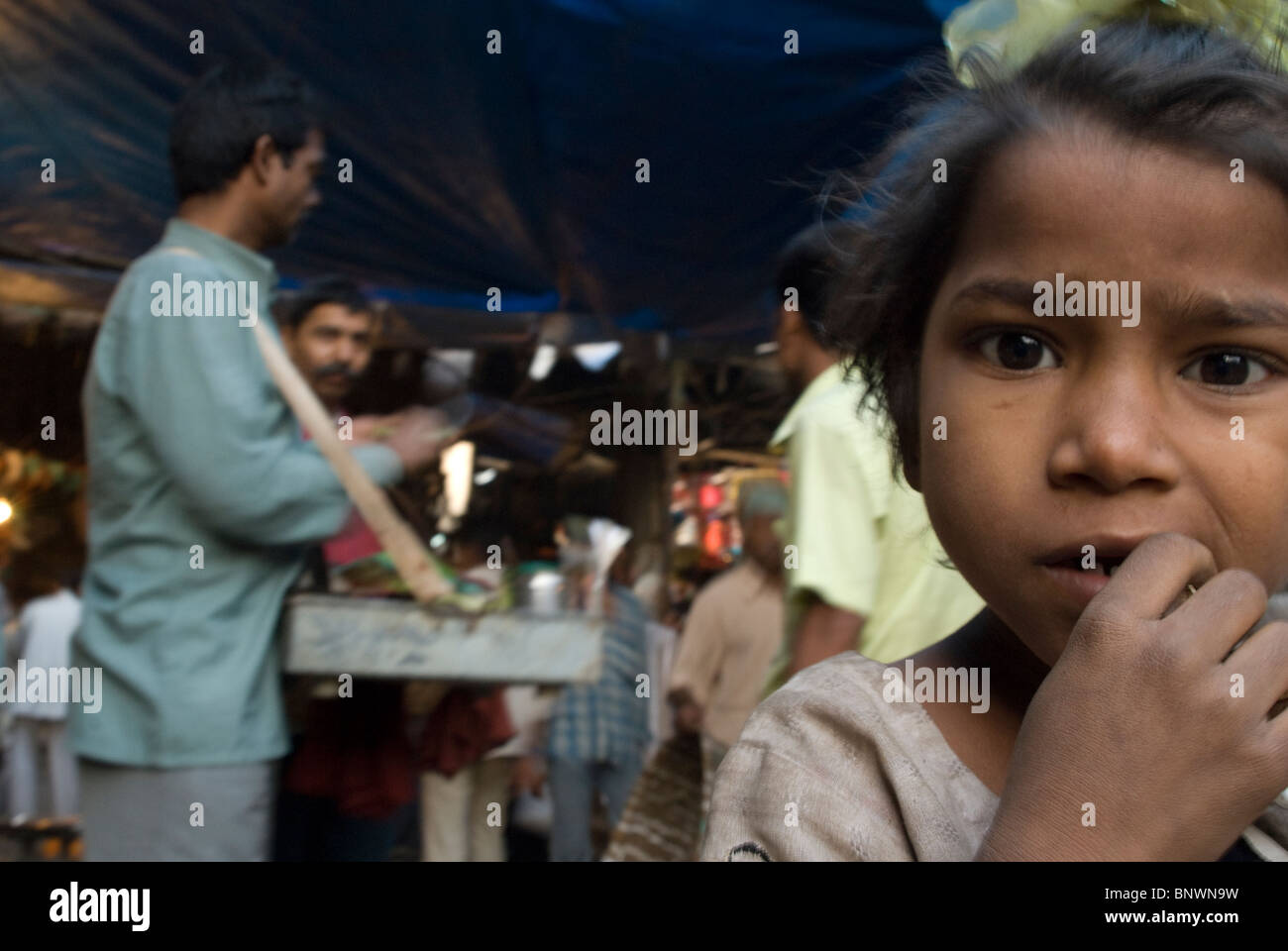 Junge Mädchen auf der Suche auf der Kamera, Crawford Market, Mumbai, India Stockfoto