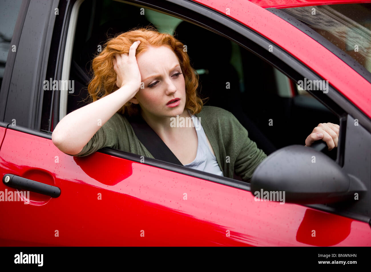 Mädchen saß im Auto Stockfoto