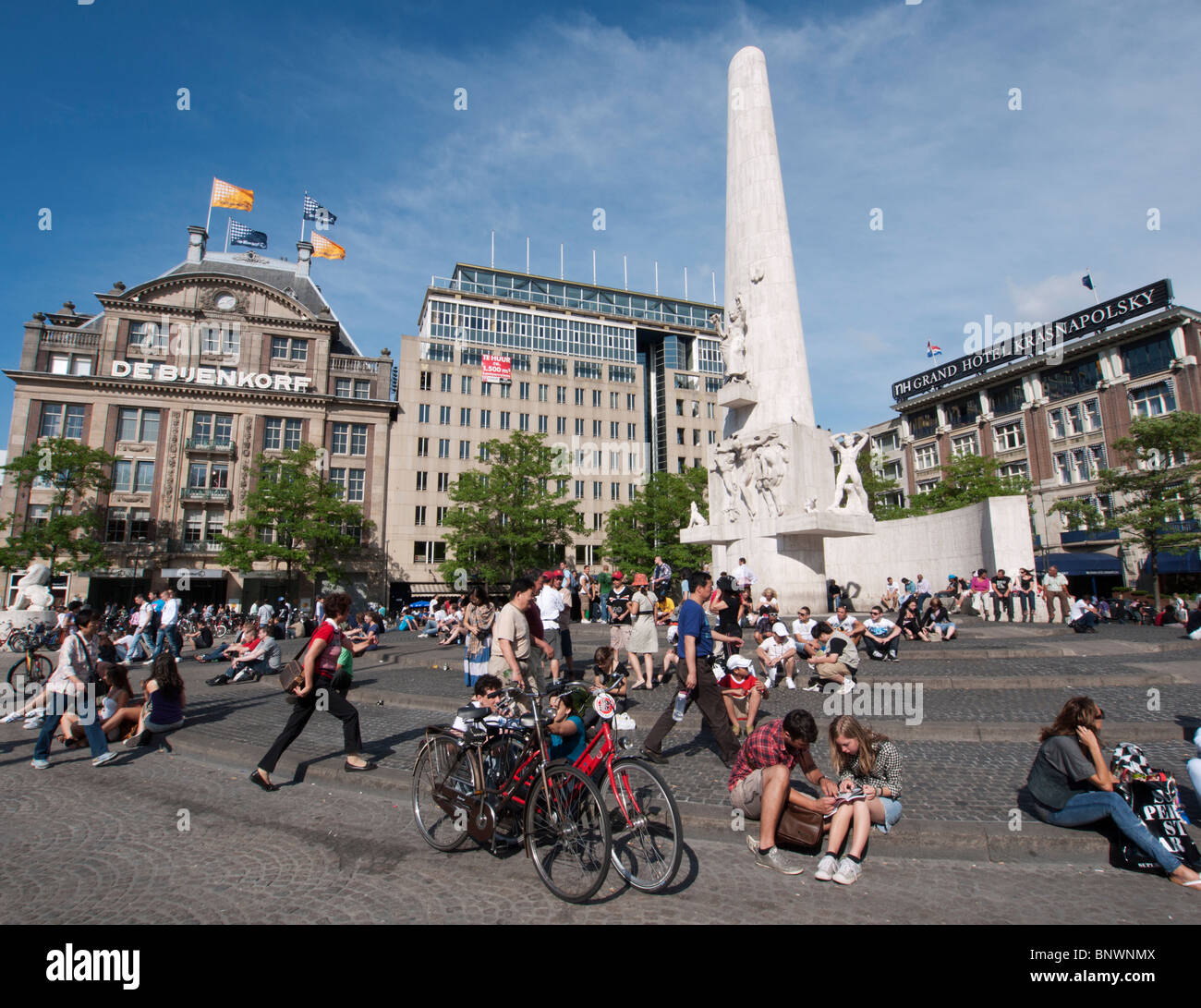 Blick Von Der Dam Platz Im Sommer Im Zentrum Von Amsterdam Niederlande Stockfotografie Alamy