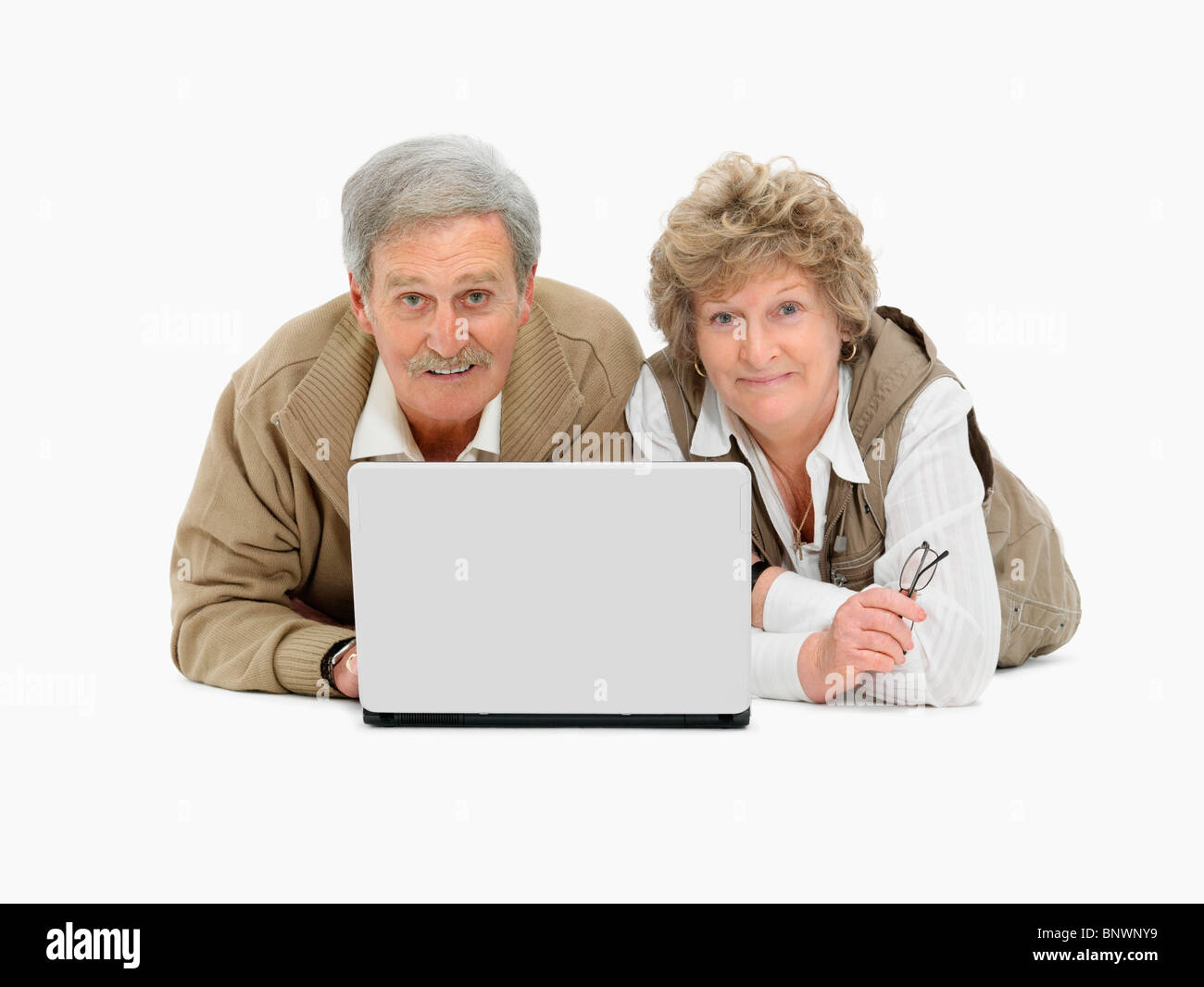 Ehepaar im Ruhestand Blick auf Laptop zusammen Stockfoto