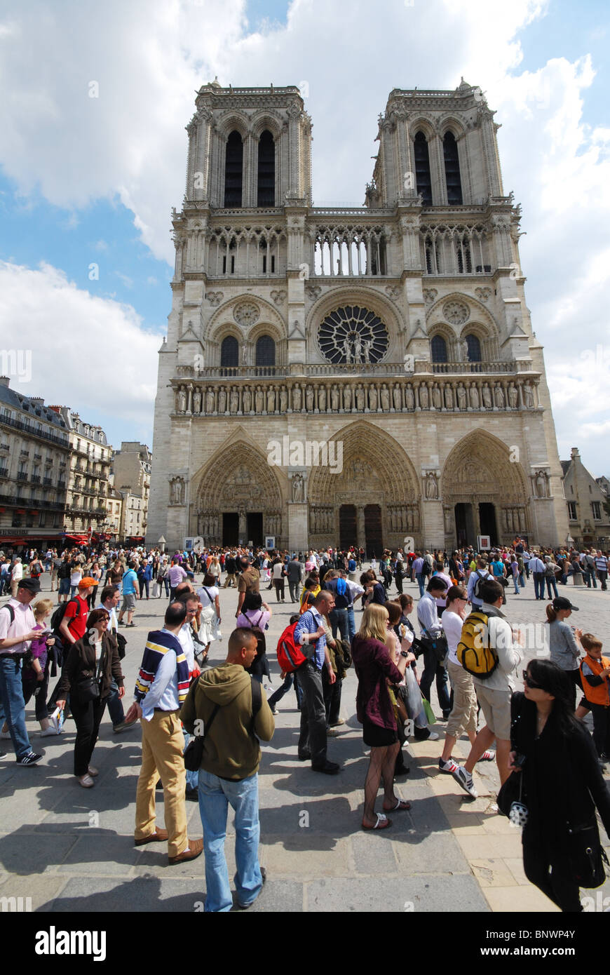 Massen von Touristen vor Notre Dame Paris Frankreich Stockfoto
