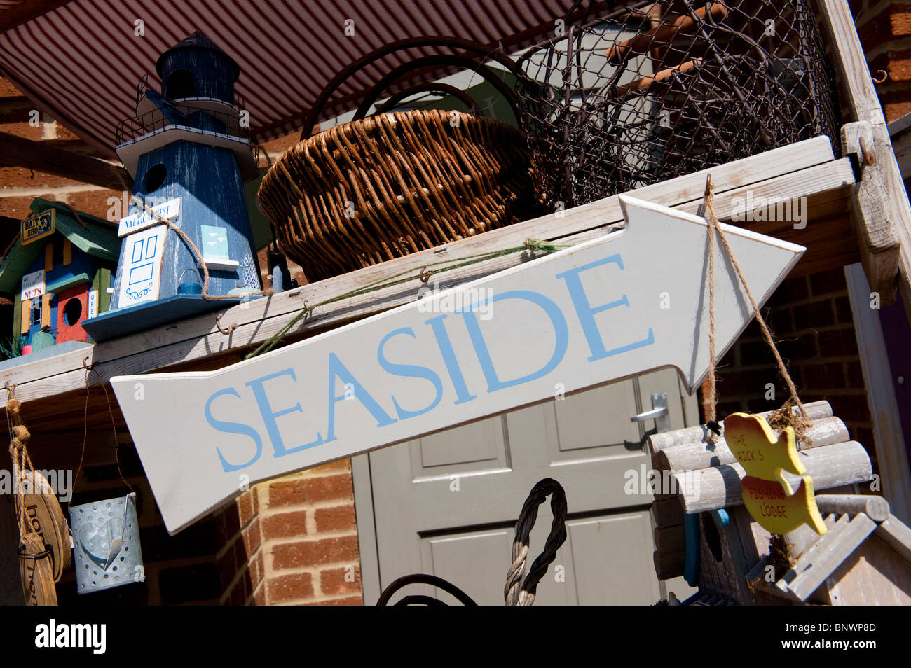 Melden Sie sich in der Form eines Pfeiles weist uns den Weg zum Meer. Stockfoto
