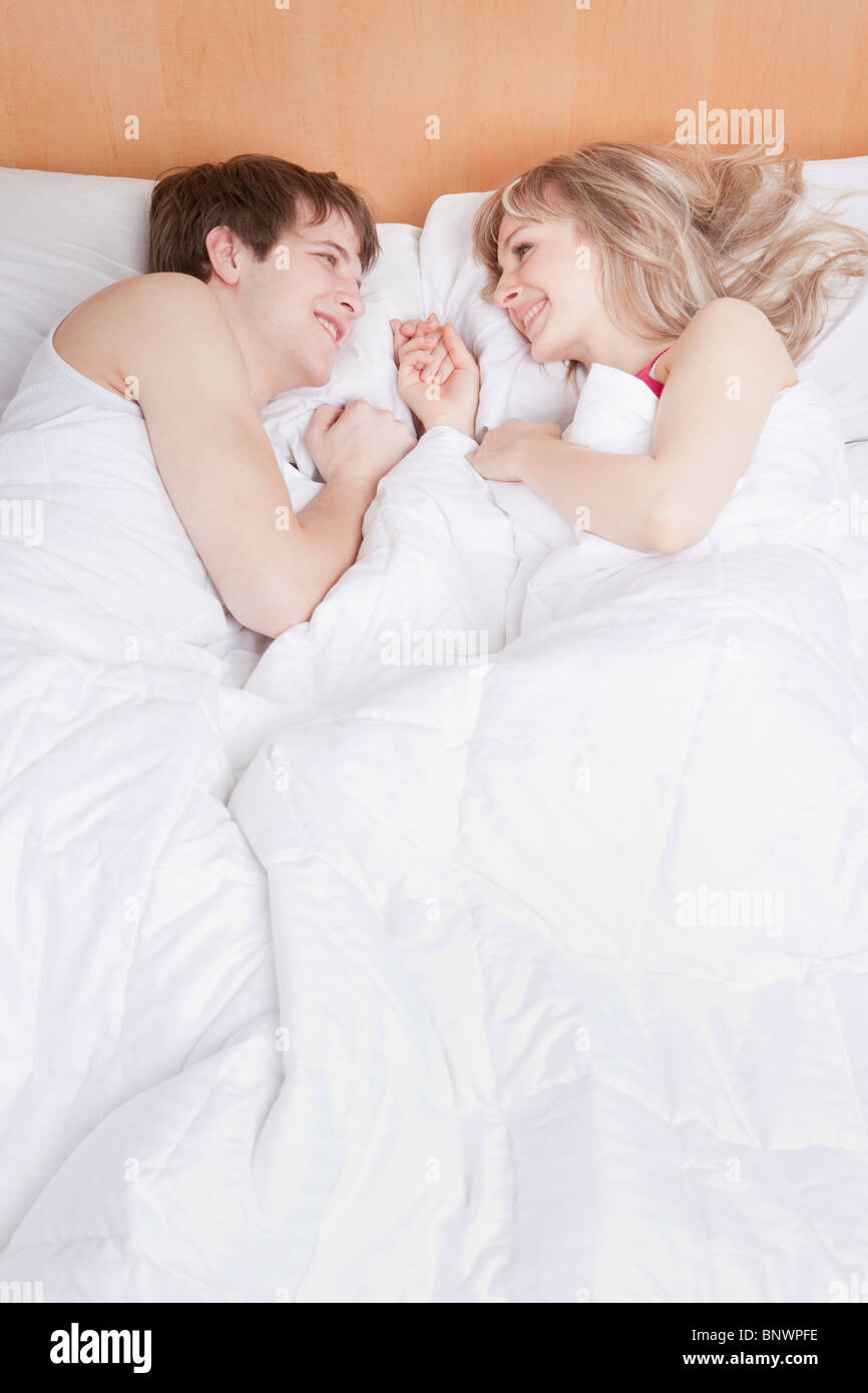 Paar im Bett liegend zusammen Stockfoto