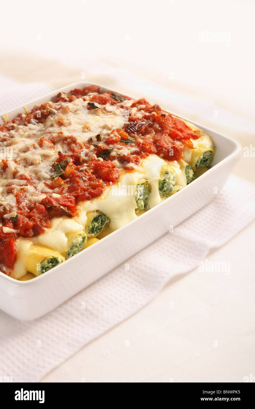 Spinat ricotta cannelloni -Fotos und -Bildmaterial in hoher Auflösung ...