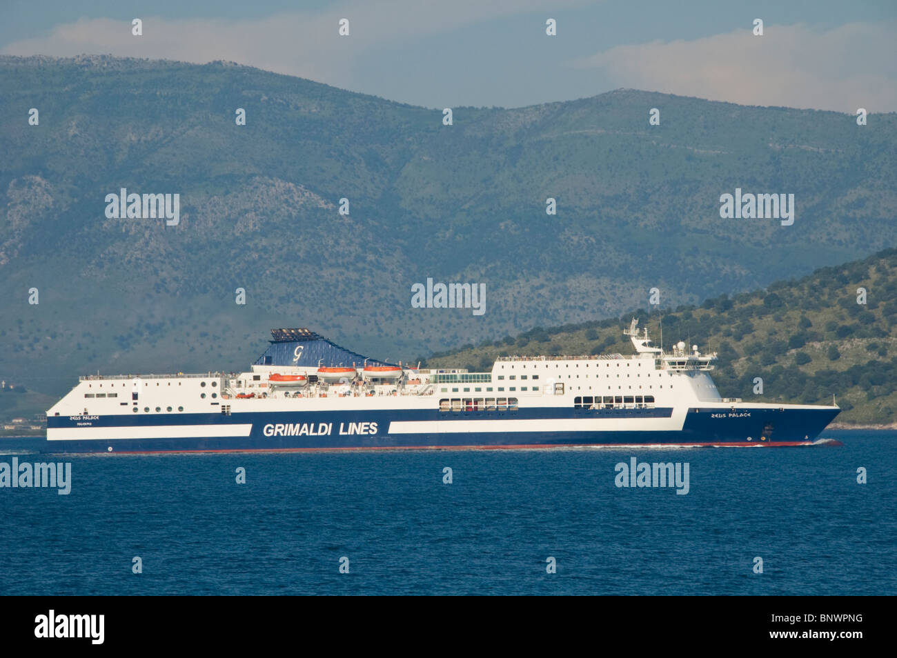 GRIMALDI LINES Fähre Zeus Palace aus der griechischen Insel Korfu Griechenland GR Stockfoto