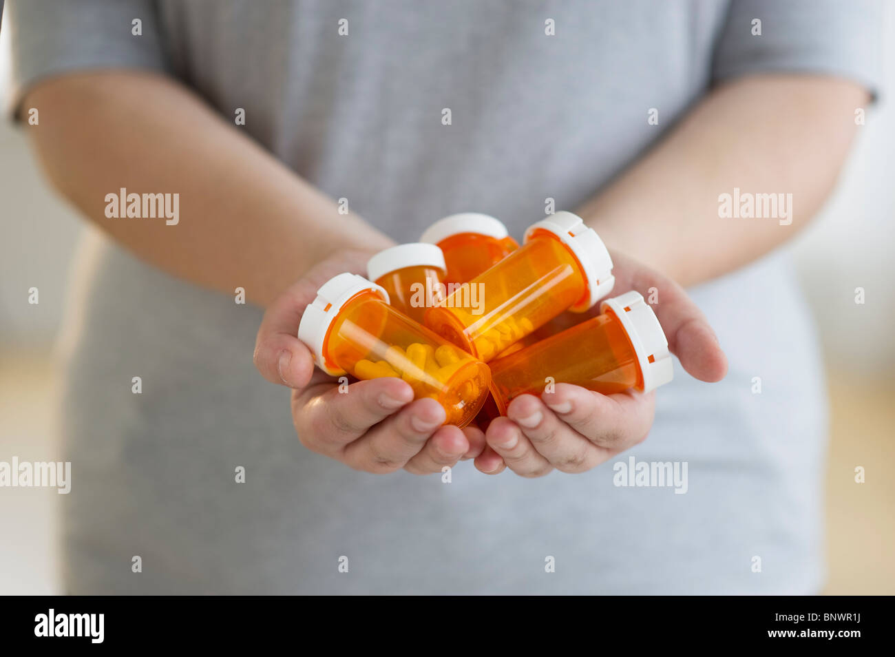 Hände halten mehrere Flaschen von verschreibungspflichtigen Medikamenten Stockfoto