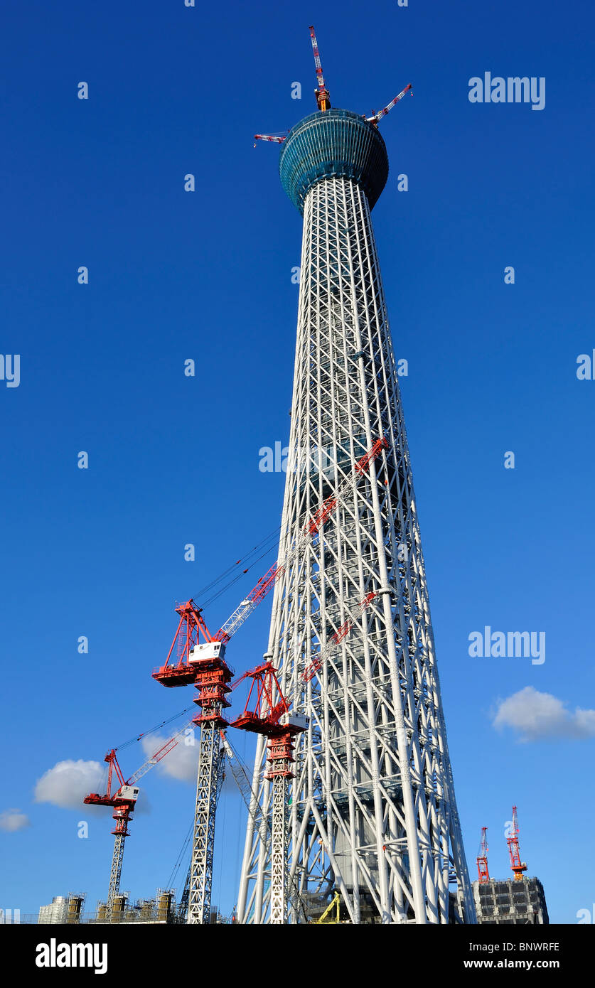 Baukräne neben Tokyo Sky Tree, Tokios neuen Fernsehturm derzeit im Bau bei 408 Metern (Tokio, Japan) Stockfoto