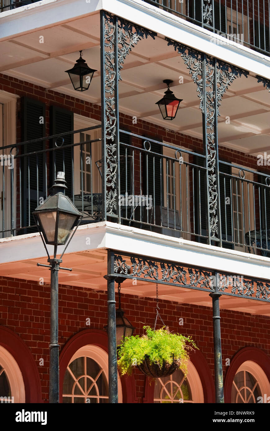 Balkone auf den Aufbau im French Quarter von New Orleans Stockfoto