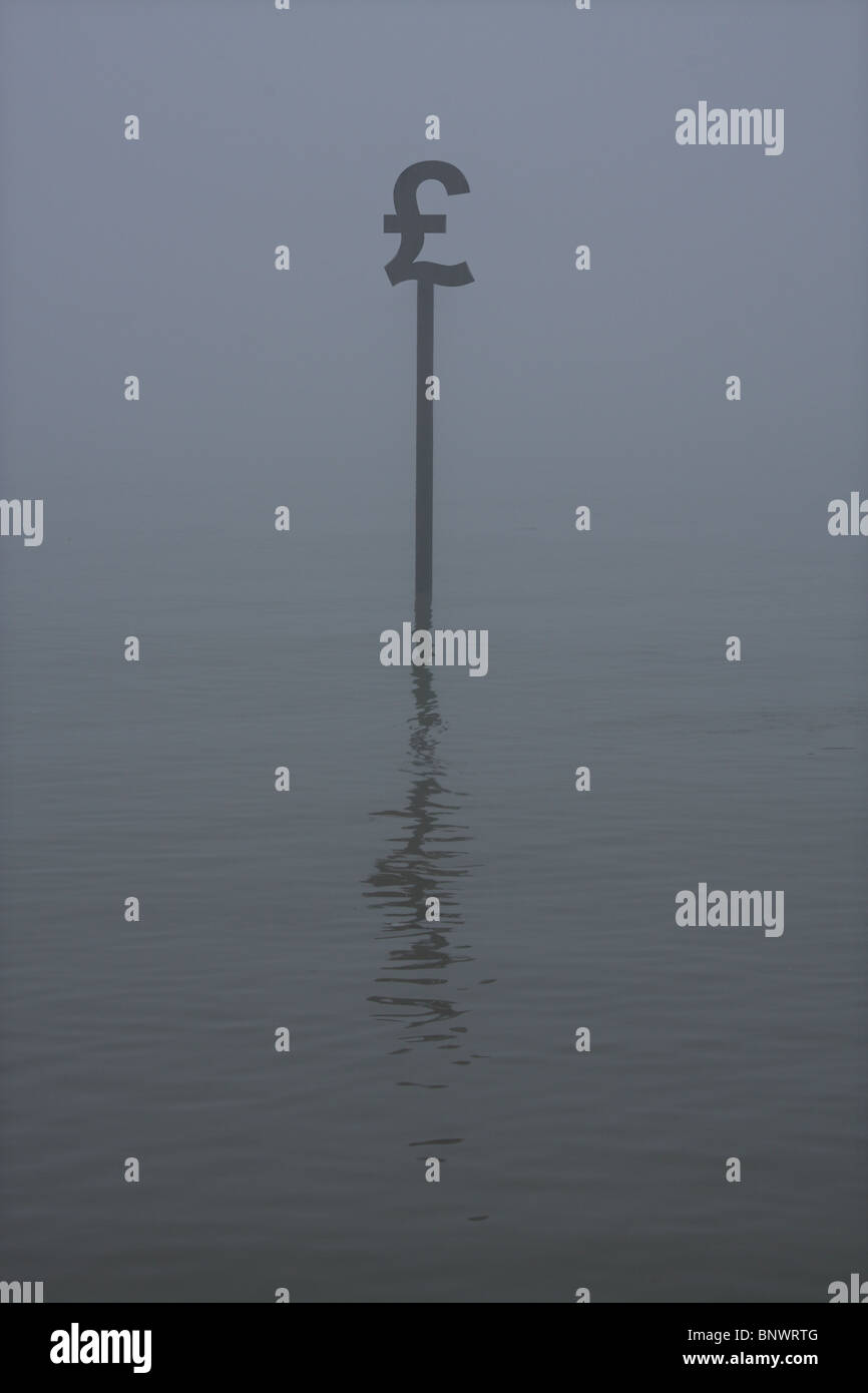 Ein Nummernzeichen aus einem grauen Nebel Meer herausragen. Stockfoto