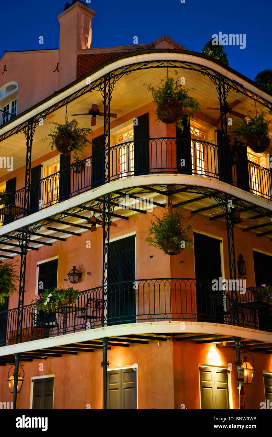 Balkone in der Nacht im French Quarter von New Orleans Stockfoto