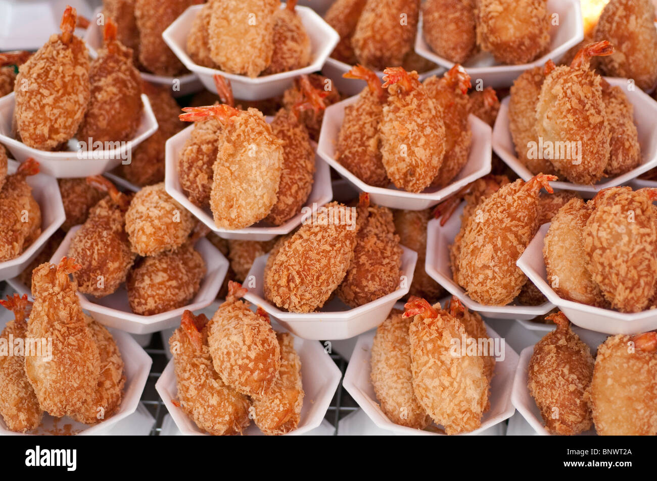 Gebratene Garnelen zum Verkauf an den Chatuchak Market, Bangkok, Thailand, Asien Stockfoto