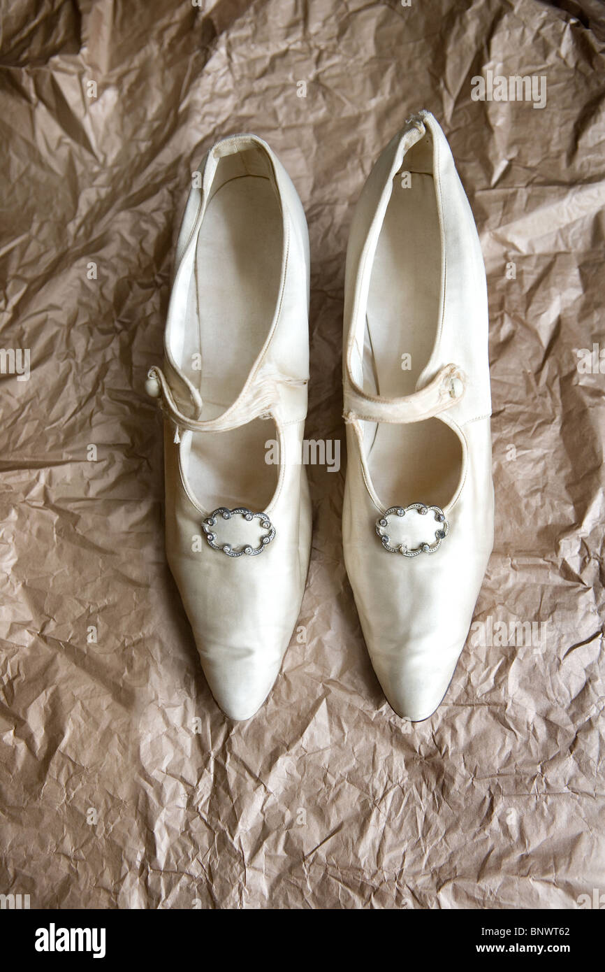 Ein paar Vintage white satin Schuhe Stockfoto