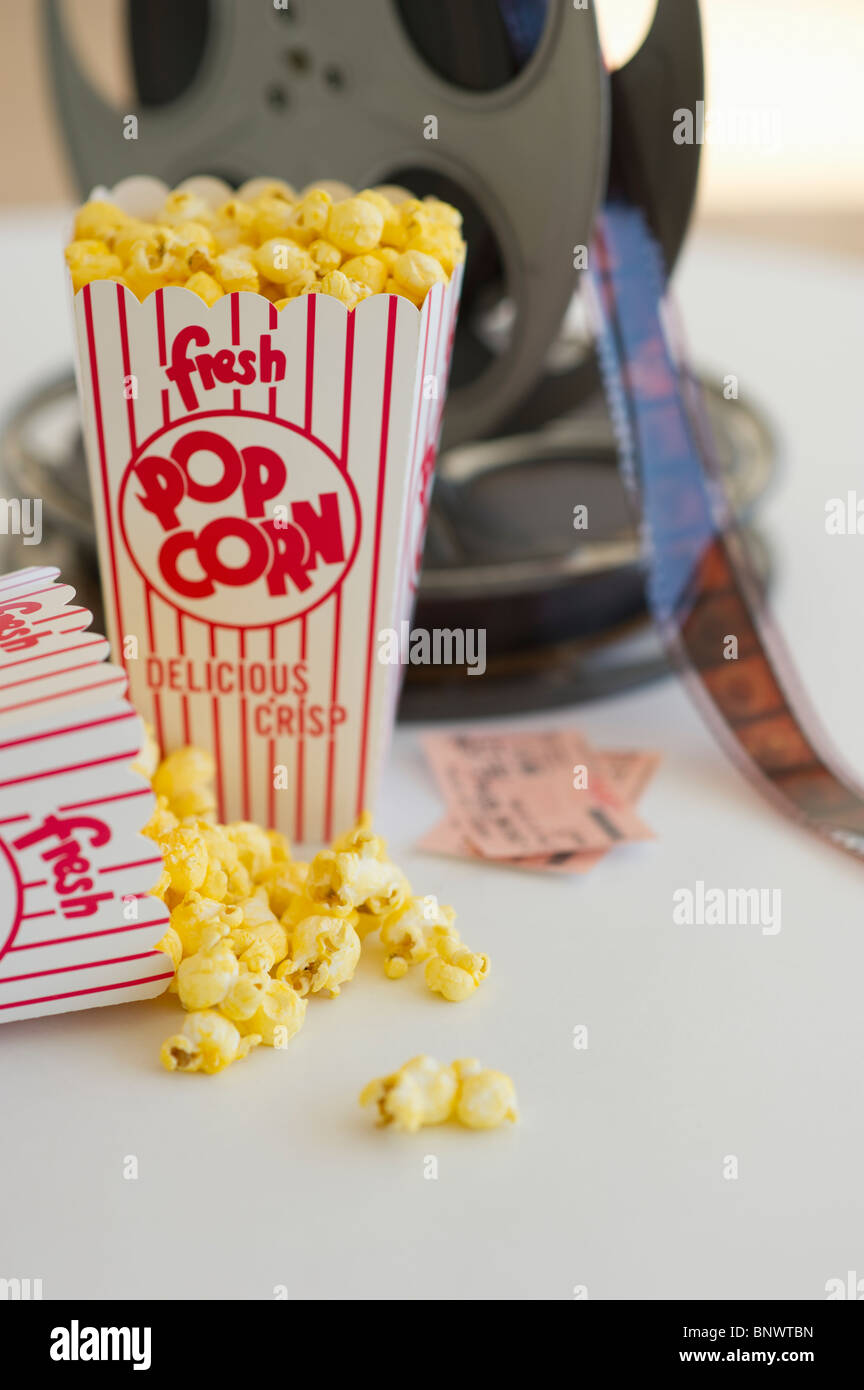 Popcorn und Film reel Stockfoto