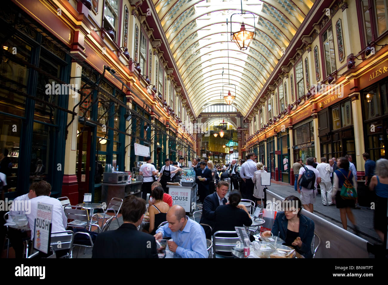 Leadenhall Market und in London mit Stadtarbeiter Essen Stockfoto