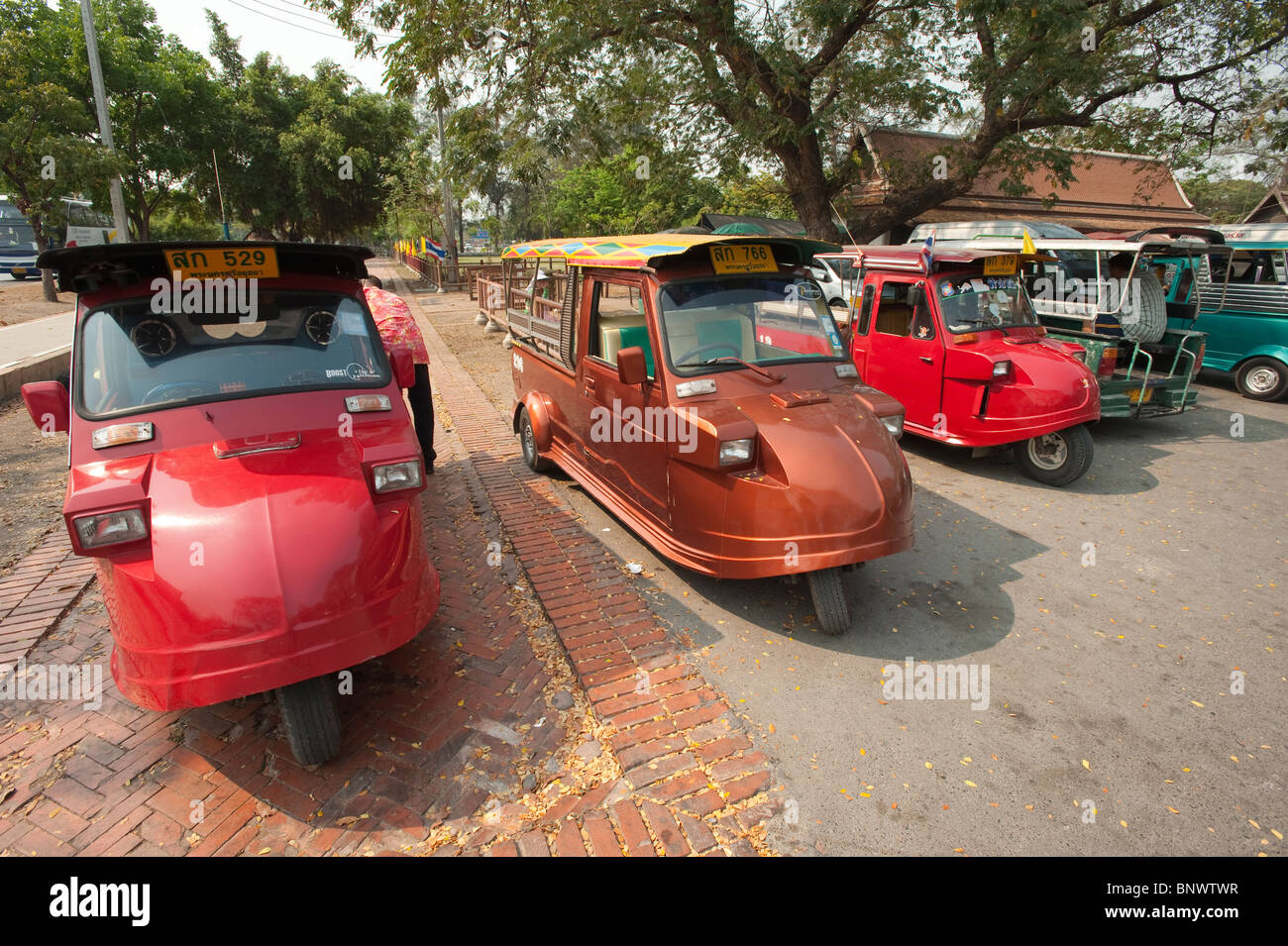 Tuk Tuk taxis warten vor Wat Maha, Ayutthaya, Provinz Ayutthaya, Thailand, Asien Stockfoto