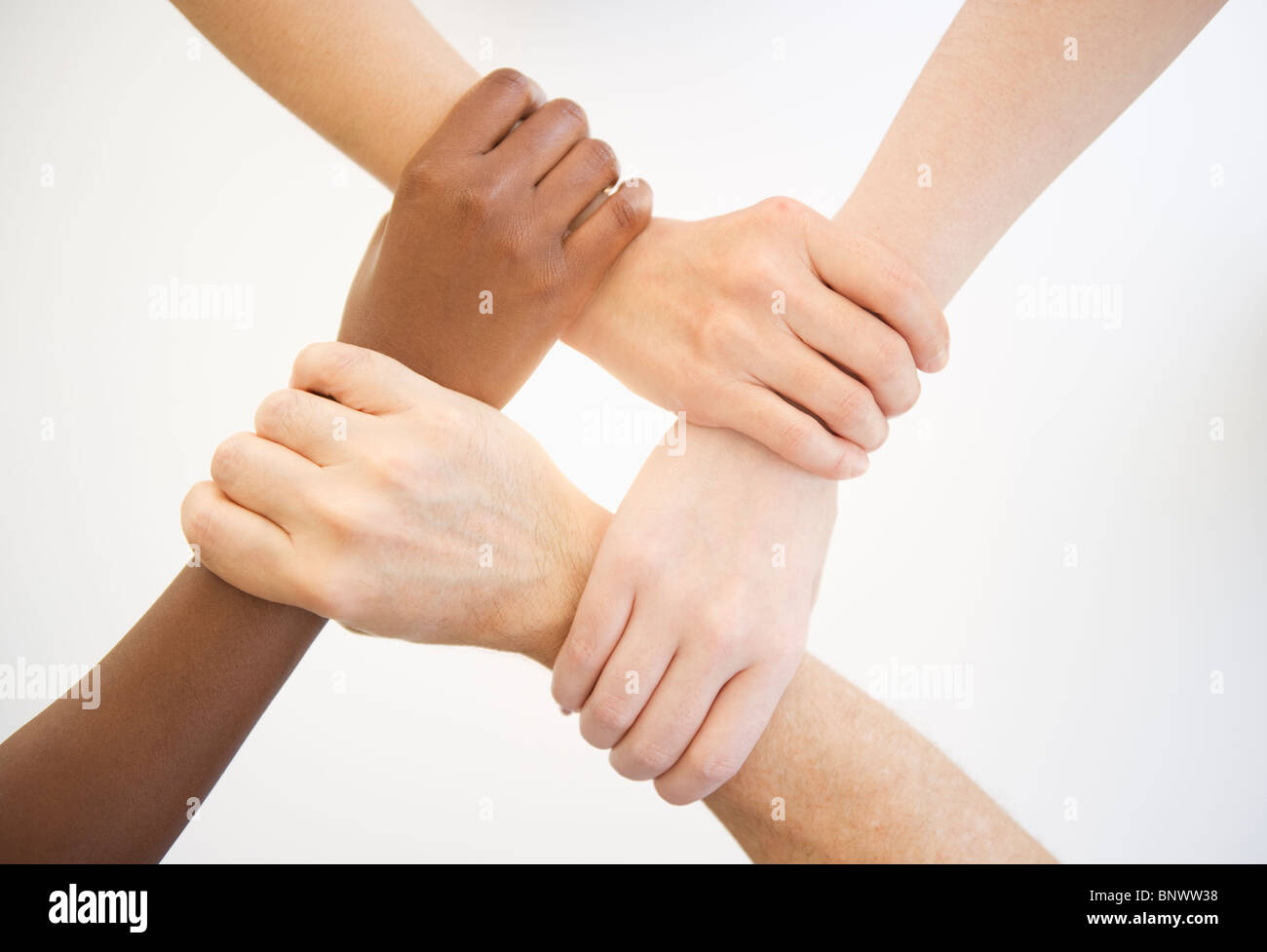 Vier Hände halten Handgelenke anderer Menschen Stockfoto