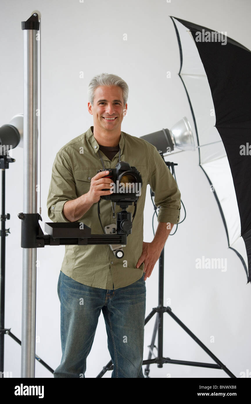 Professioneller Fotograf in seinem Atelier Stockfoto