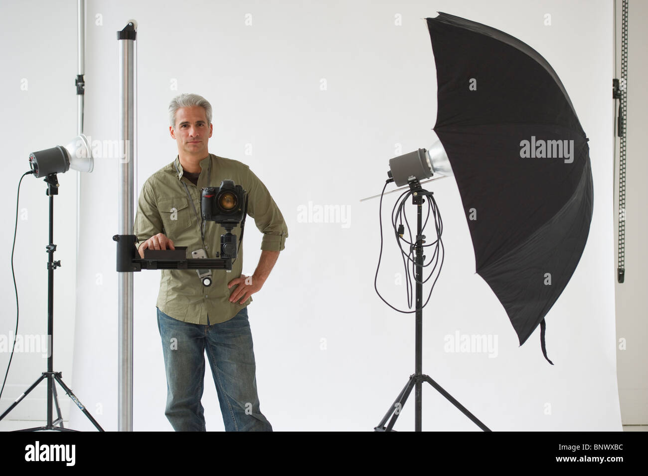 Professioneller Fotograf in seinem Atelier Stockfoto