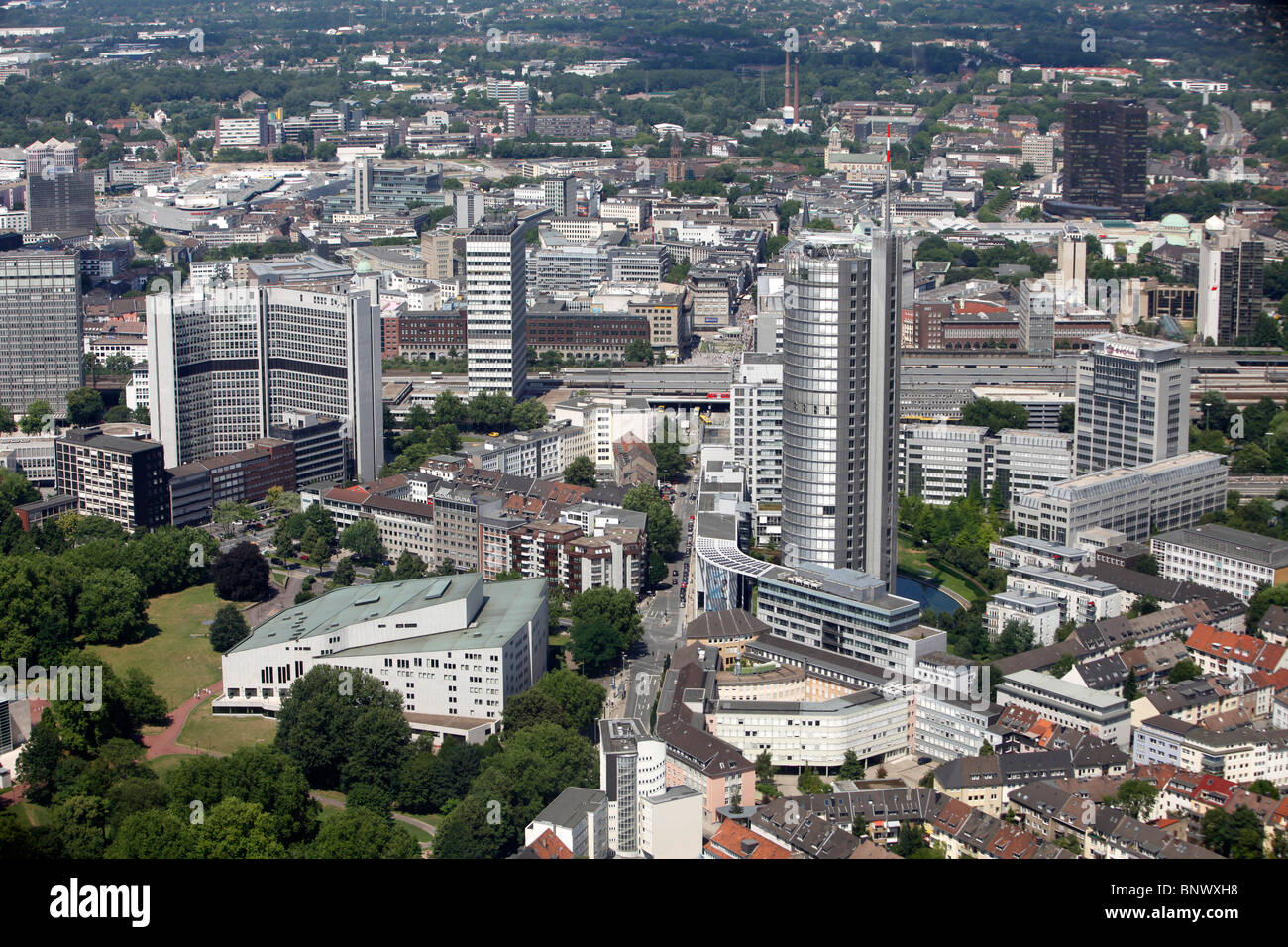 Stadtzentrum, Skyline von Essen, Deutschland, im Ruhrgebiet. Bürogebäude von mehreren großen Unternehmen, Stockfoto