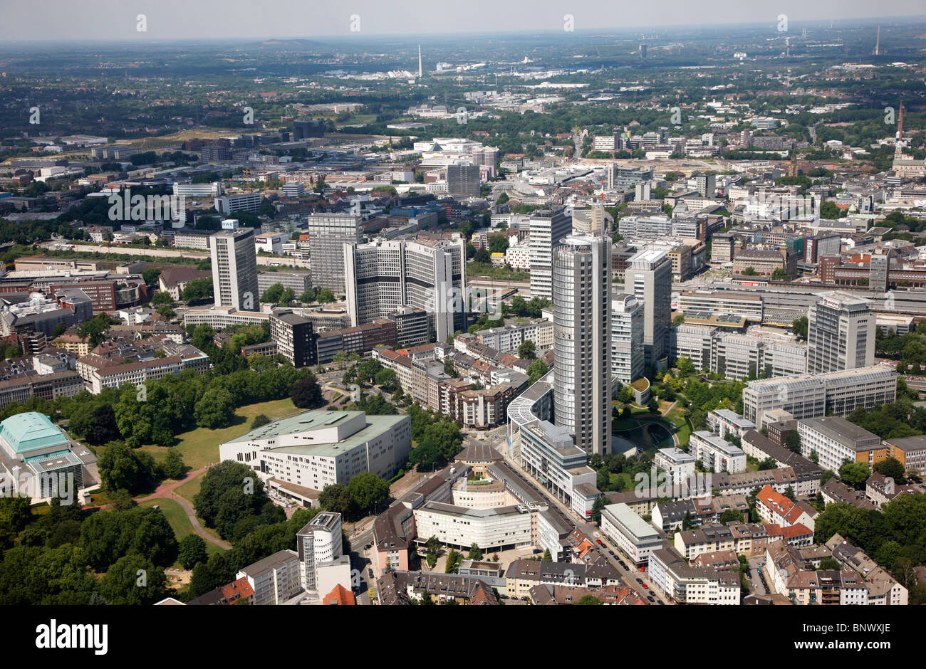 Stadtzentrum, Skyline von Essen, Deutschland, im Ruhrgebiet. Bürogebäude von mehreren großen Unternehmen, Stockfoto
