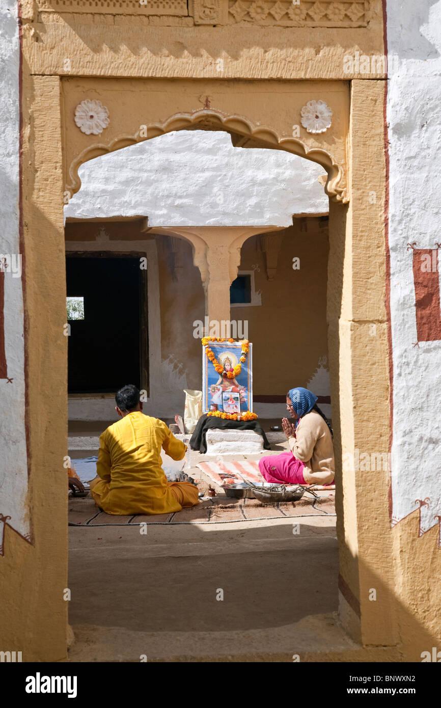 Indische Priester eine hinduistische rituelle Zeremonie machen. Khuri Dorf. Rajasthan. Indien Stockfoto