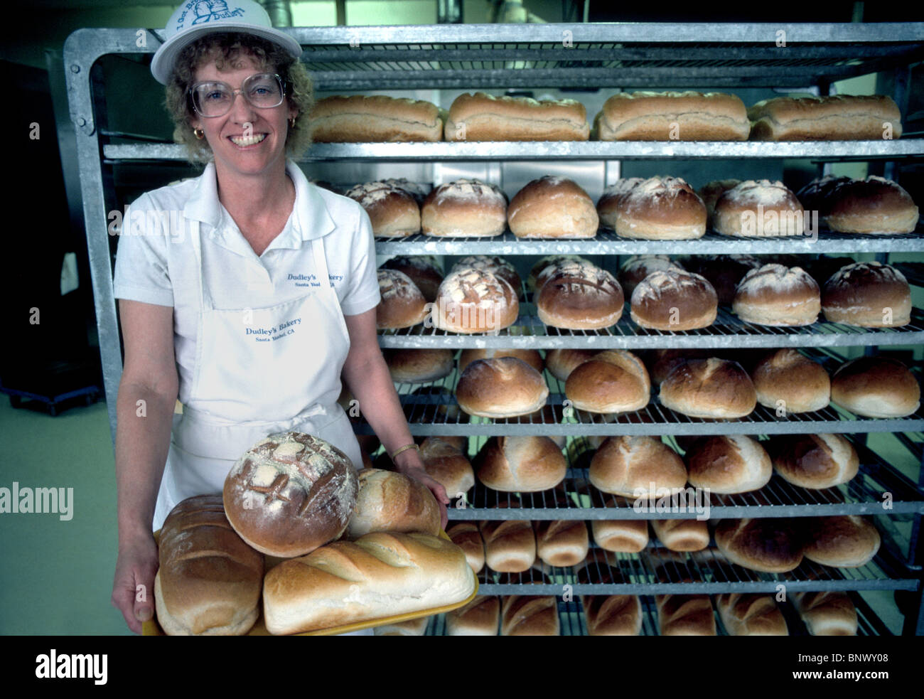 Ein Bäcker zeigt heiß aus dem Ofen Brot gemacht in Dudleys berühmte Bäckerei, ein Wahrzeichen seit 1963 in Santa Ysabel in San Diego County, Kalifornien, USA. Stockfoto