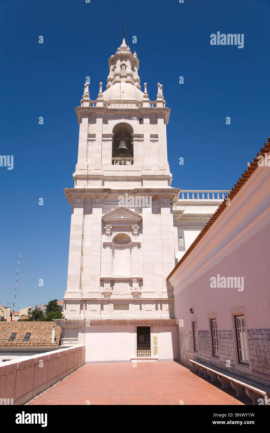 Der Glockenturm des Azulejo Nationalmuseums in der ehemaligen Kirche Madre de Deus in Lissabon, Portugal. Stockfoto