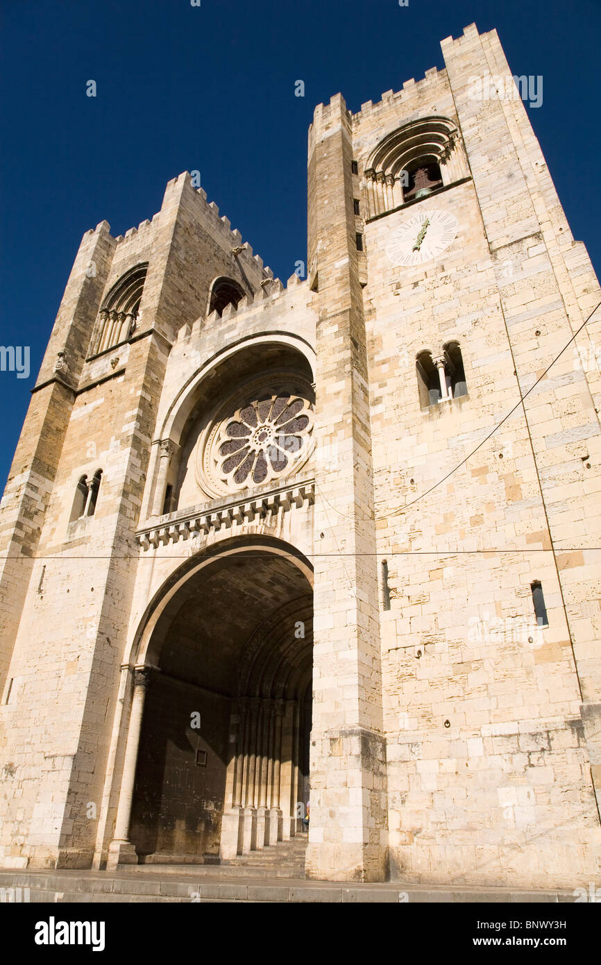 Die romanische Fassade im Stil der Se-Kathedrale im Stadtteil Alfama, Lissabon, Portugal. Stockfoto