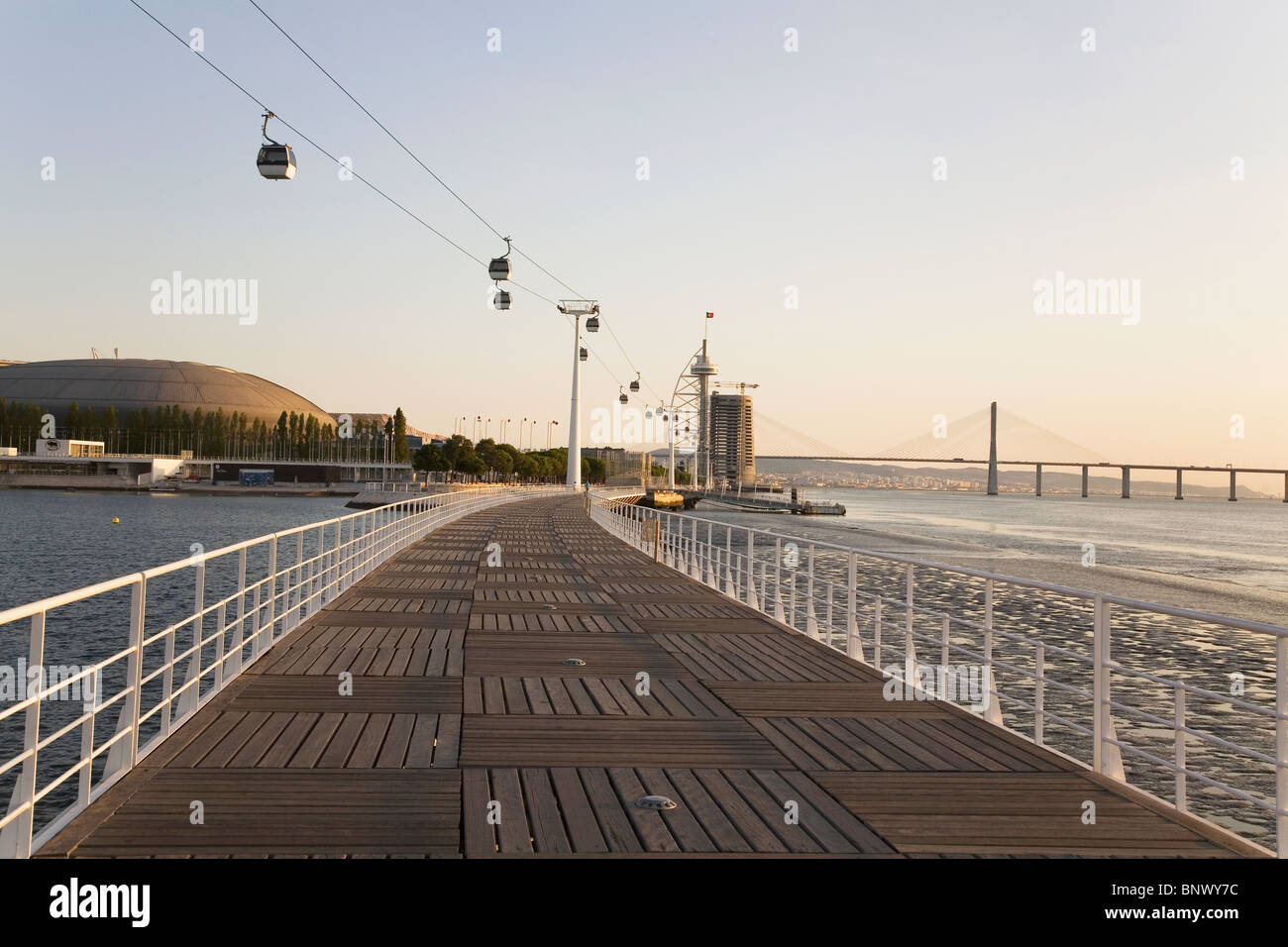 Seilbahnen führen Sie über die Promenade des Standorts Expo 98 vor Vasco da Gama Bridge, in Lissabon, Portugal. Stockfoto