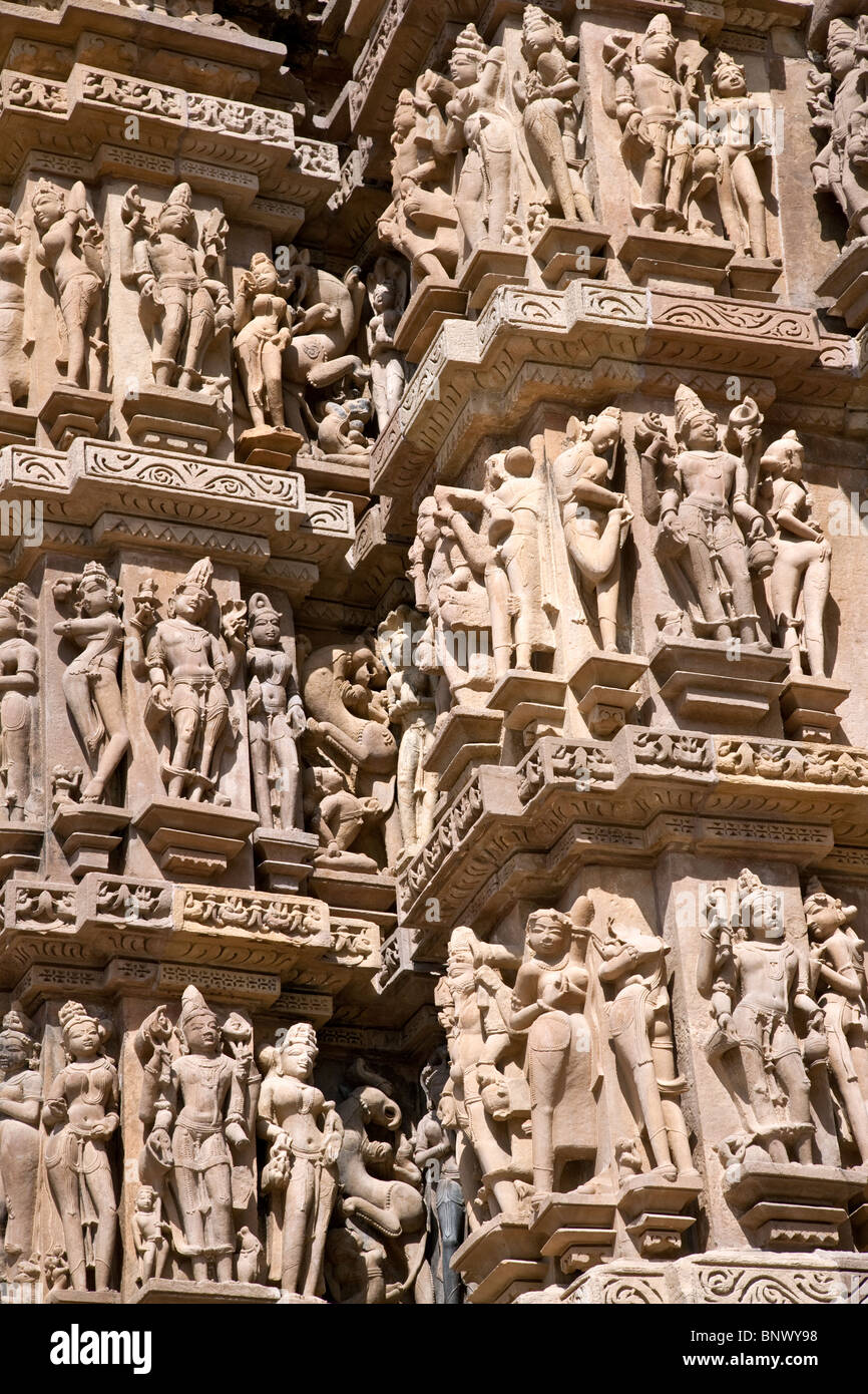 Geschnitzte Skulpturen (Apsaras). Kandariya Mahadeva Tempel. Khajuraho. Indien Stockfoto