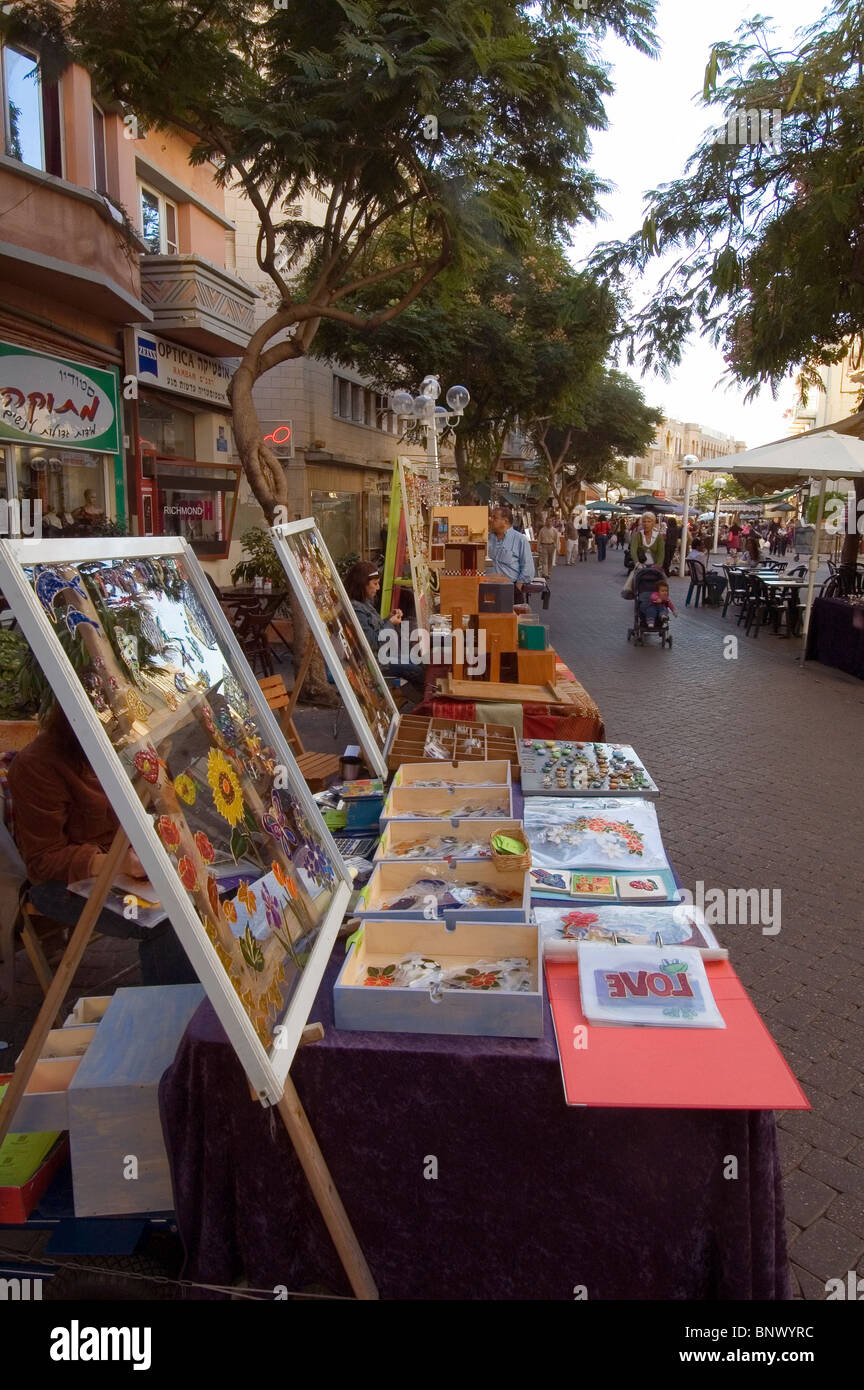 Stände entlang der Kunsthandwerksmesse in der Fußgängerstraße Nachalat Binyamin, Tel Aviv Israel Stockfoto