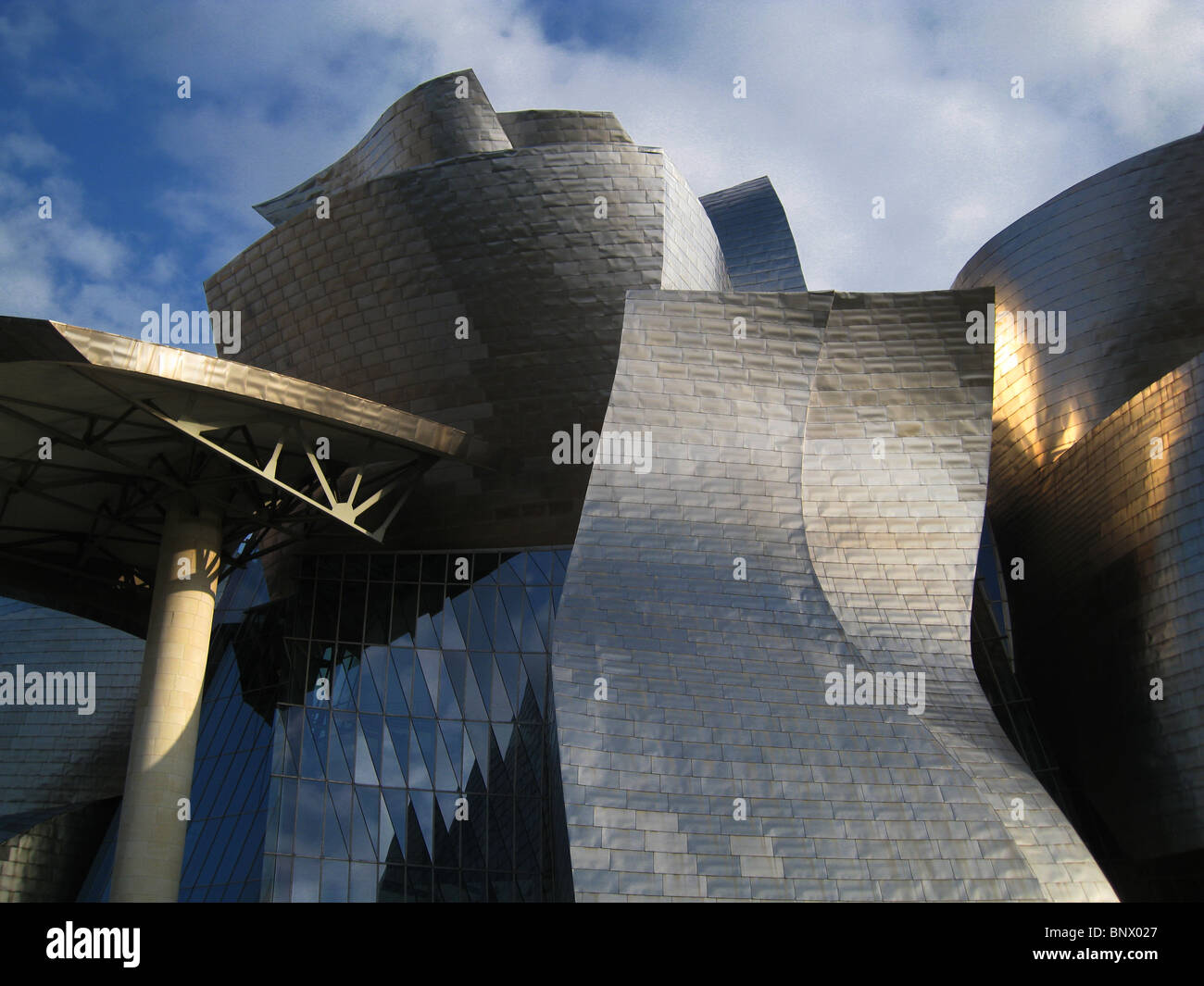 Die Außenwände aus Titan sind in einer „skalenartigen“ Art angeordnet, um das Licht einzufangen und einen brillanten, reflektierenden Effekt des Guggenheim Museum Bilbao mit moderner und zeitgenössischer Kunst zu erzeugen, entworfen von Frank Gehry in Bilbao, Baskenland Spanien Stockfoto