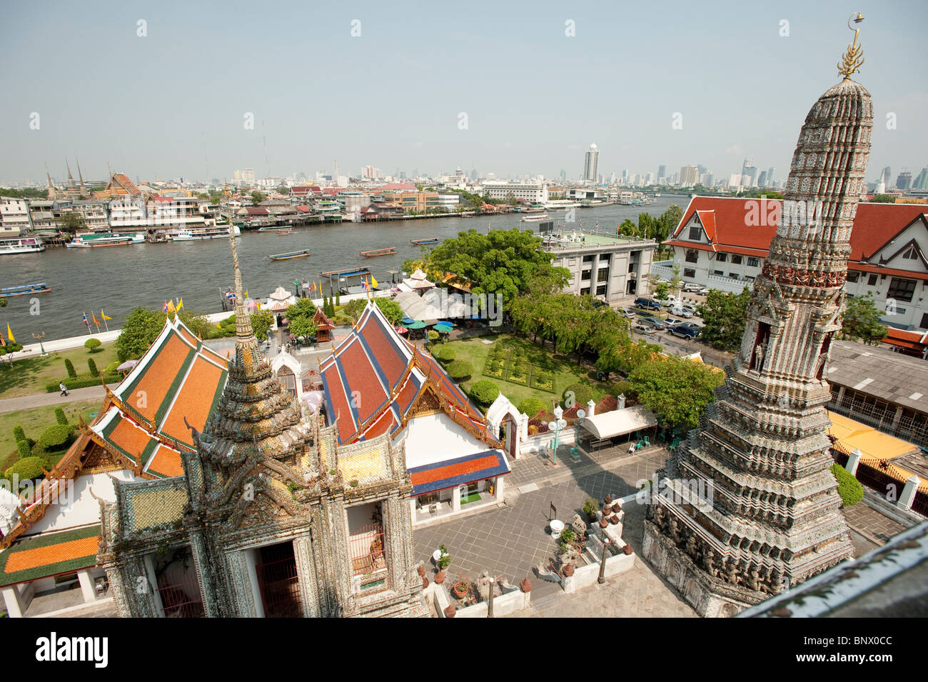 Blick auf den Fluss Chao Phraya vom Tempel der Morgenröte am Wat Arun, Bangkok, Thailand, Asien Stockfoto