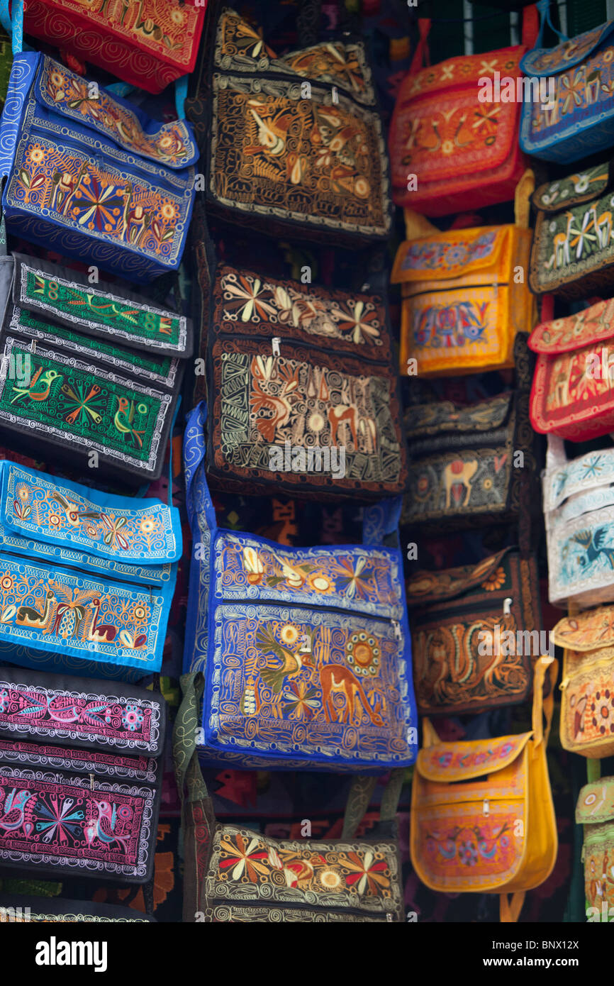 Bunte Taschen auf dem Display in einer Innenstadt Markt in Lima, Peru. Stockfoto