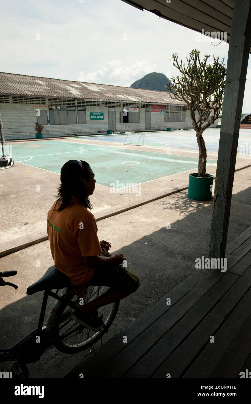 Eine Schule in des Sea Gypsy Village Koh Panyee, Bucht von Phang Nga, Thailand, Asien Stockfoto