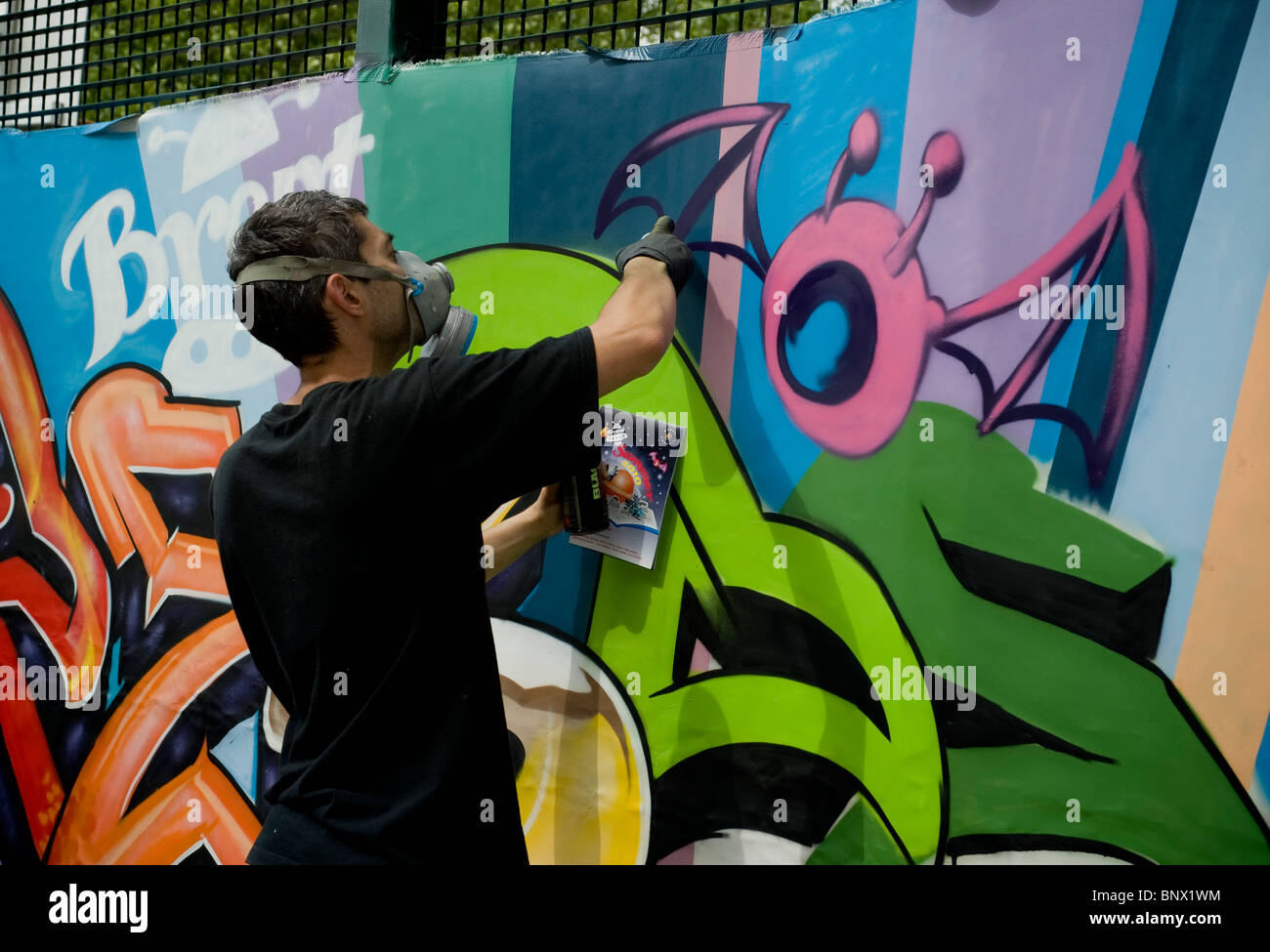 Graffiti-Künstler in der Brent respektieren Festival machen ein Wandbild mit Spraydosen, tragen von Schutzmasken Stockfoto