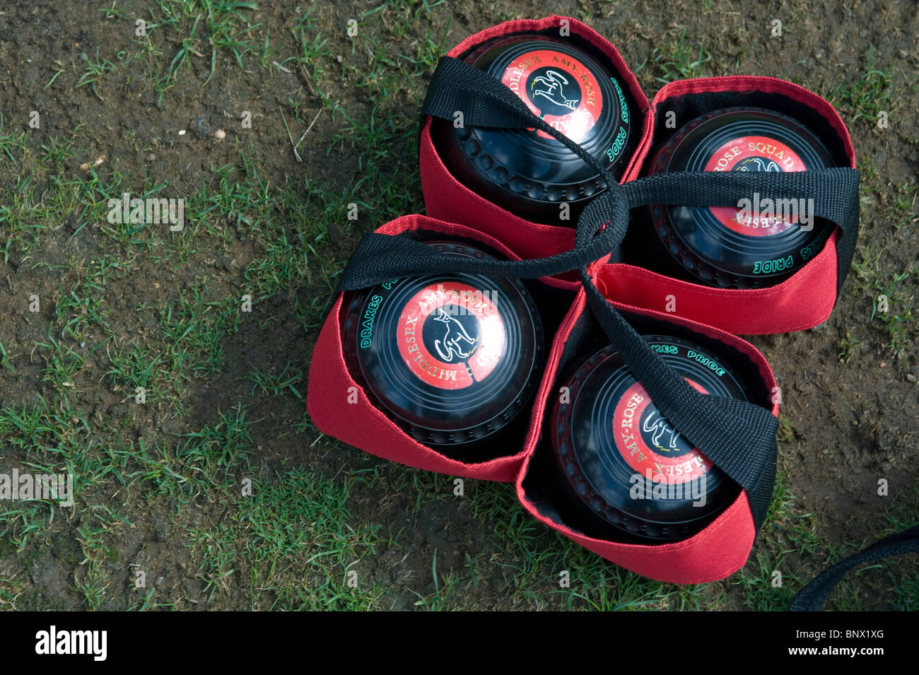 vier Schalen in ihrer Tasche Tragetasche Stockfoto