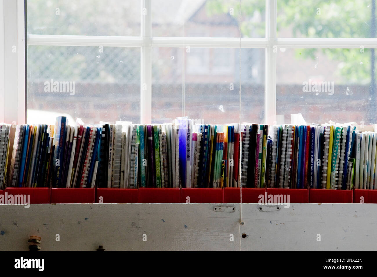 Schulbücher auf der Fensterbank in einem Klassenzimmer in einer Schule Stockfoto