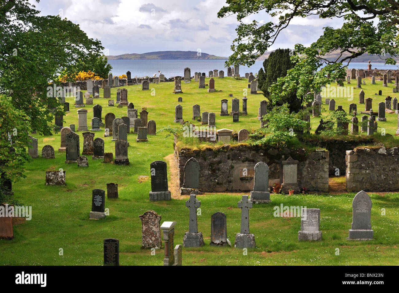 Grabsteine auf dem alten Friedhof der Gairloch am Ufer des Loch Gairloch, Schottisches Hochland, Ross und Cromarty, Scotland, UK Stockfoto