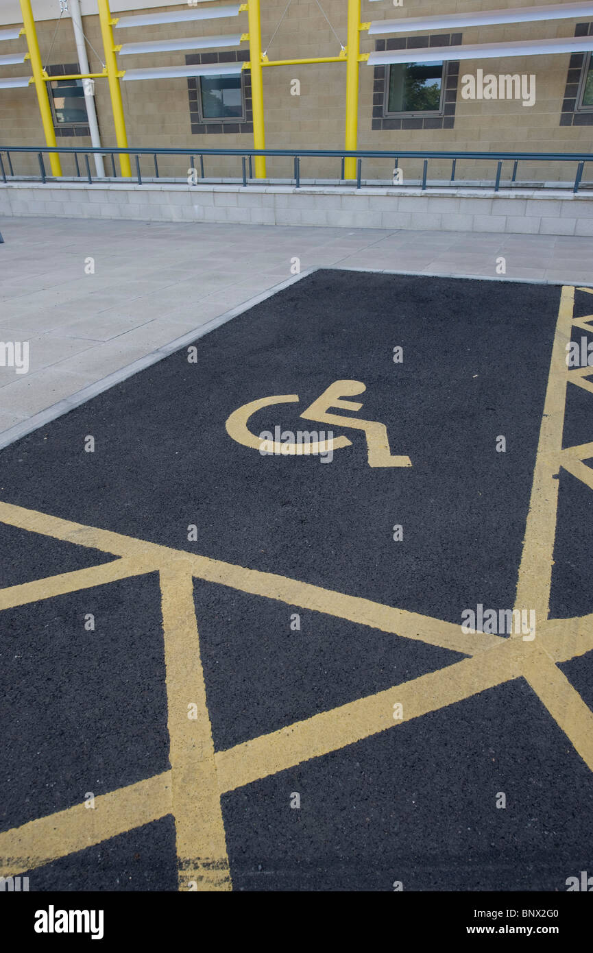 Behinderten Parkplatz an der Vorderseite des Mount Vernon Krankenhaus, ist ein Rollstuhl auf Boden gemalt, die das Krankenhaus im Hintergrund ist Stockfoto
