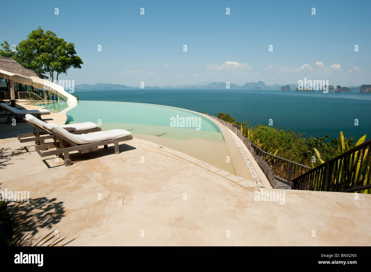 Ansicht der Phang Nga Bay aus dem reflektierenden Pool der Six Senses Resort auf Koh Yao Noi, Bucht von Phang Nga, Thailand, Asien Stockfoto