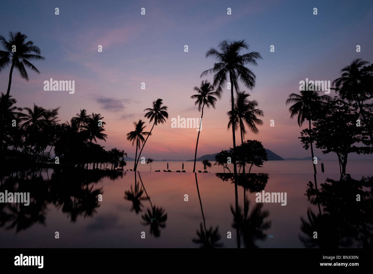 Sonnenaufgang über den Infinity-Pool des Vijitt Resort, Phuket, Thailand, Asien Stockfoto
